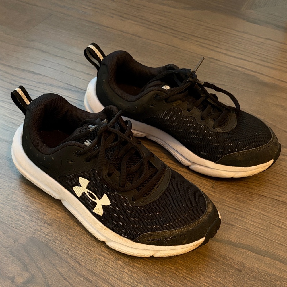 Under Armour youth 5.5 sneakers